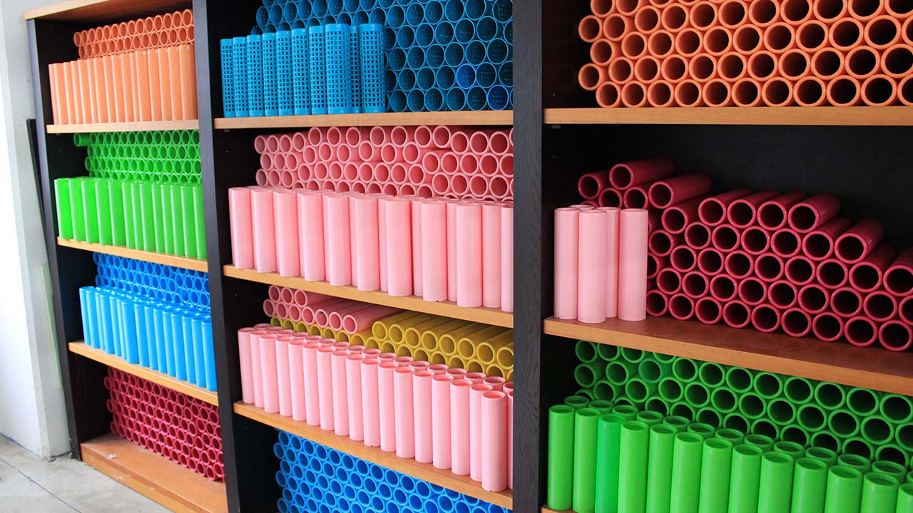 Shelves with colored tubes for rewinding threads