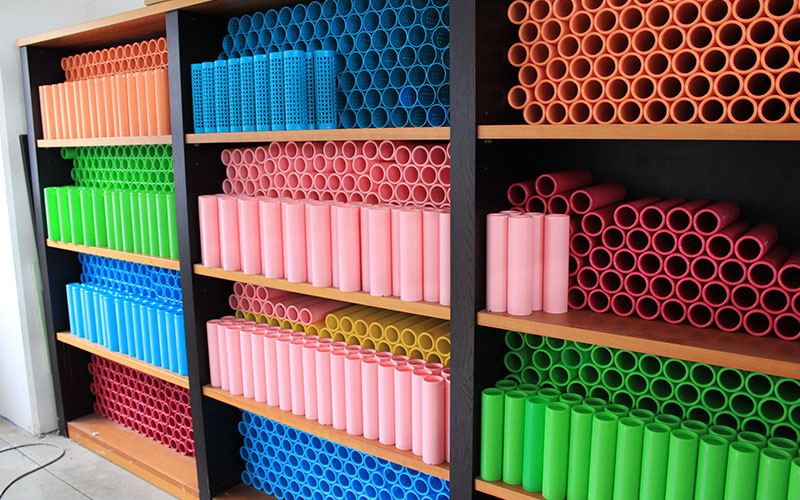 Shelves with colored tubes for rewinding threads